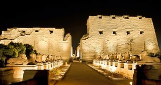 Ägypten, Luxor, Karnak-Tempel bei Nacht