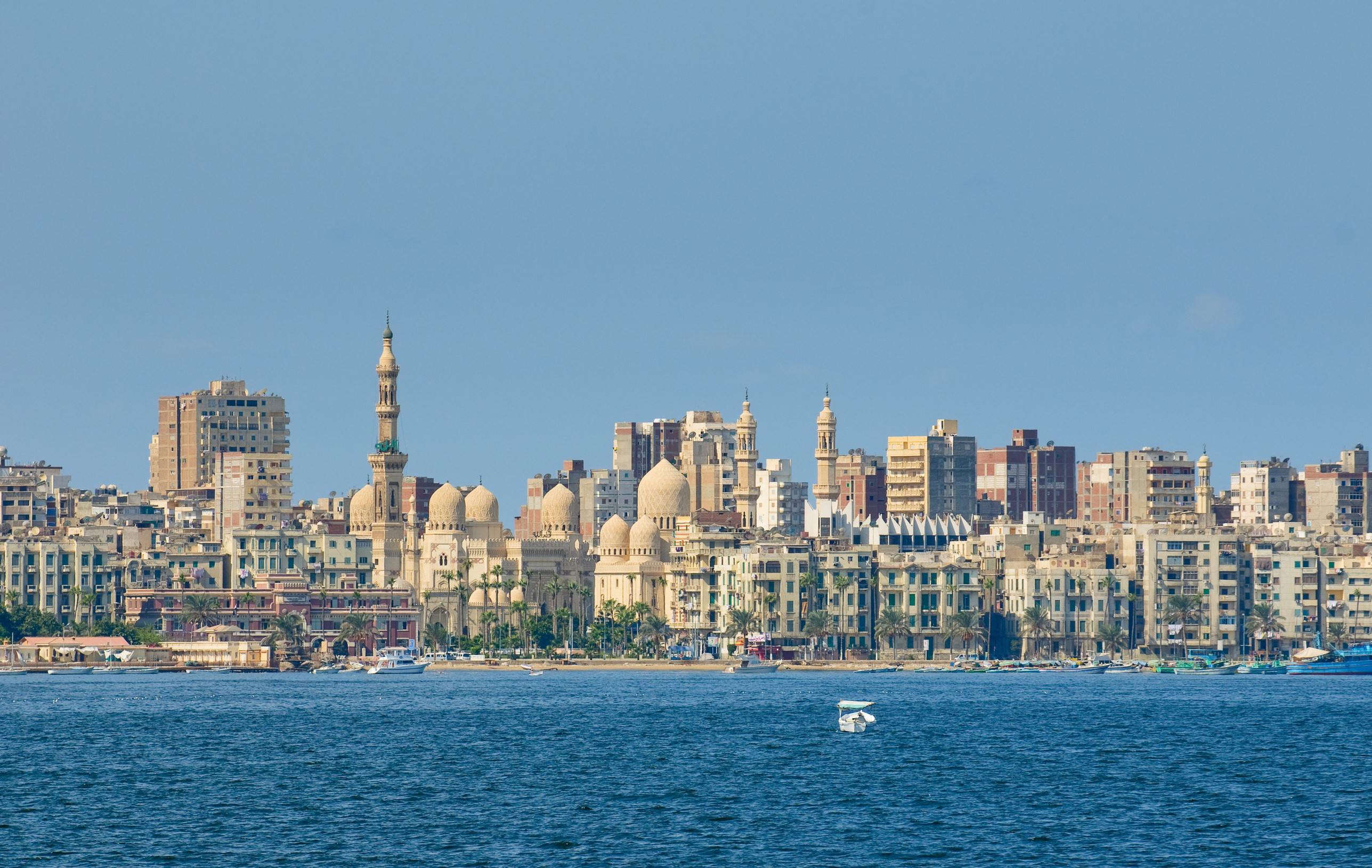 Vista del puerto de Alejandr&iacute;a, Egipto.